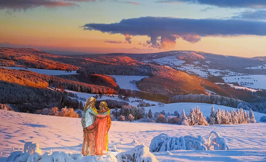Ein Paar steht in der Schneelandschaft