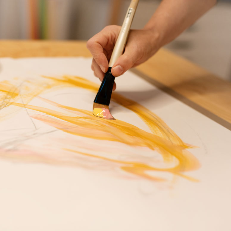 Malen mit Pinsel und Farbe auf Papier
