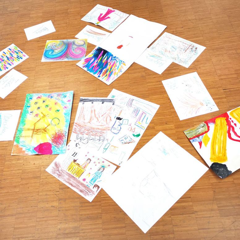 Bilder auf dem Boden verteilt