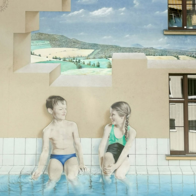 Zwei Kinder am Schwimmbeckenrand