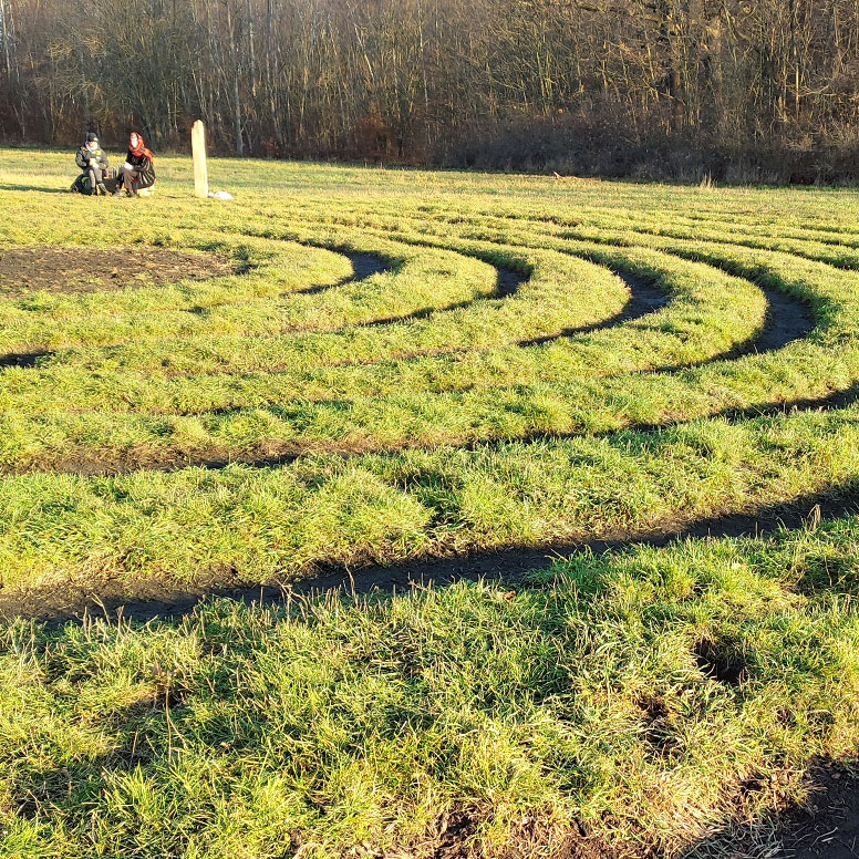 Wege-Labyrinth im Grünen