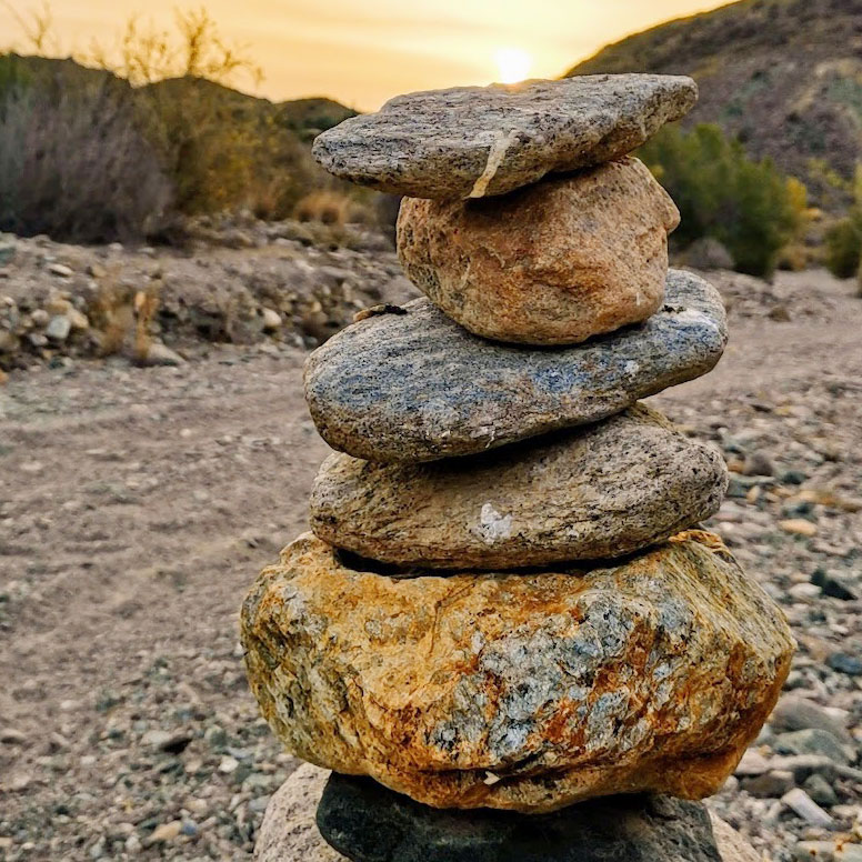 Steine gestapelt im Abendlicht